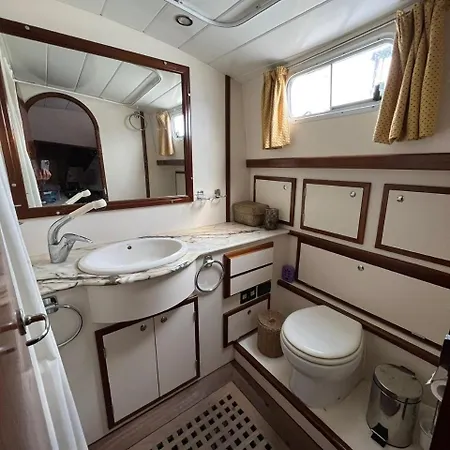 Nicolaus Luxury Yacht Hotel na wodzie *